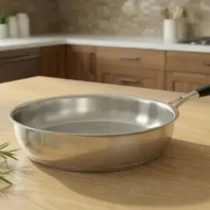 poêle sur un plan de travail d'une cuisine. Un ustensile pour une cuisson basse température sous dépression